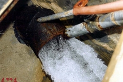 Agua saliendo del tubo