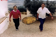Llevando la paella
