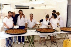 Tres paellas y cocineros